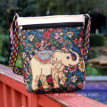 Elegante bolsa crossbody tingida de fio étnico com motivo de elefante
